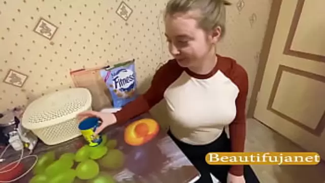 Slavyanka sucked a guy's cock in the kitchen